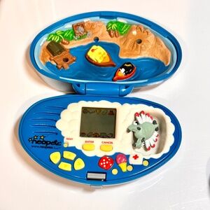 2002 Tiger Electronics NEOPETS Pocket Portable Game Pet Krawk Island